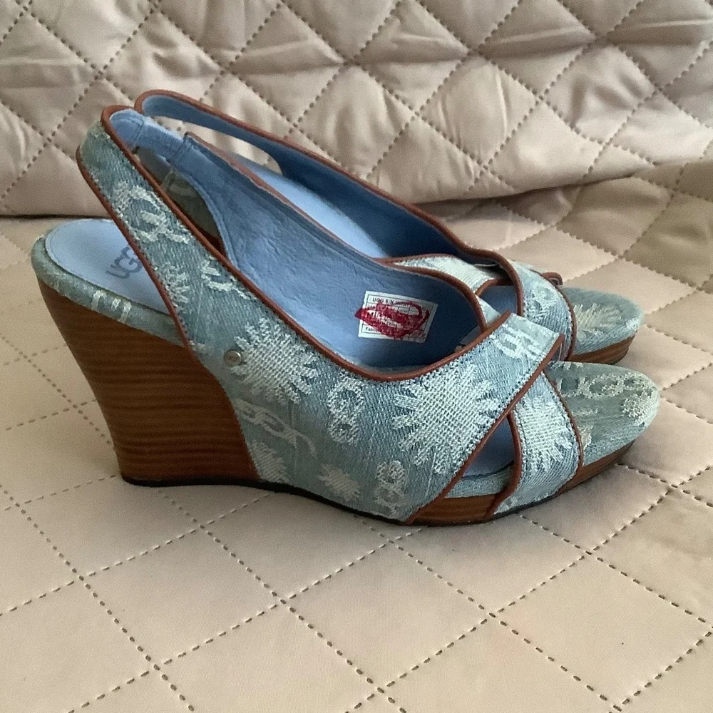 FINAL SALE! New UGG Hazel Blue Denim Logo Wedge Sandals mismatch size 5 & 5.5 - Picture 2 of 15